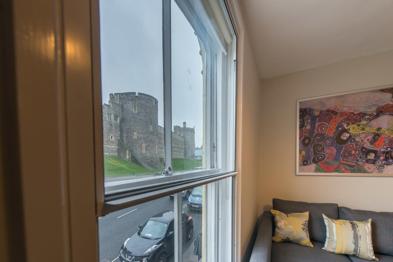 Central Windsor Apartment Facing The Castle 외부 사진