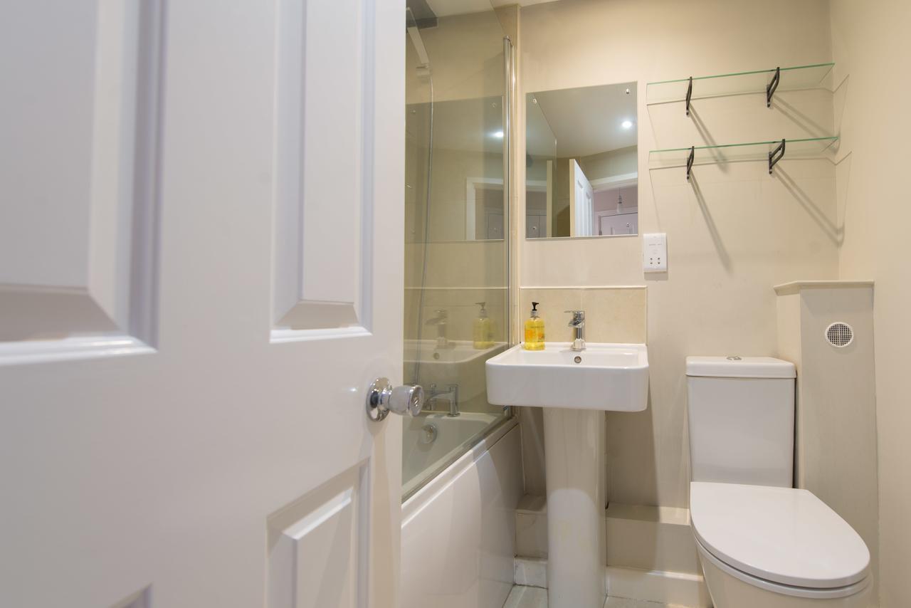 Central Windsor Apartment Facing The Castle 외부 사진